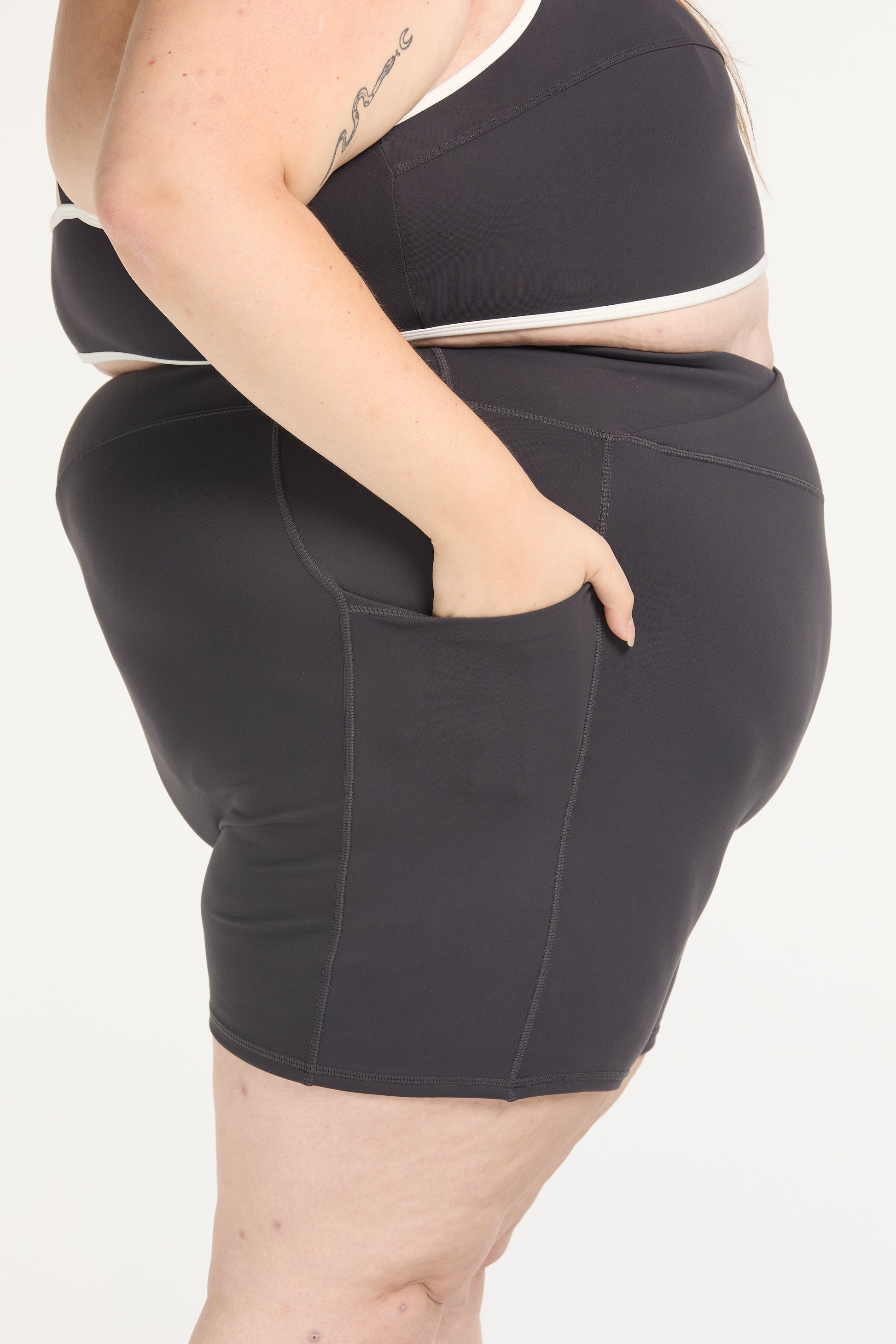 AUAHI CROSS-OVER MID SHORT CHARCOAL