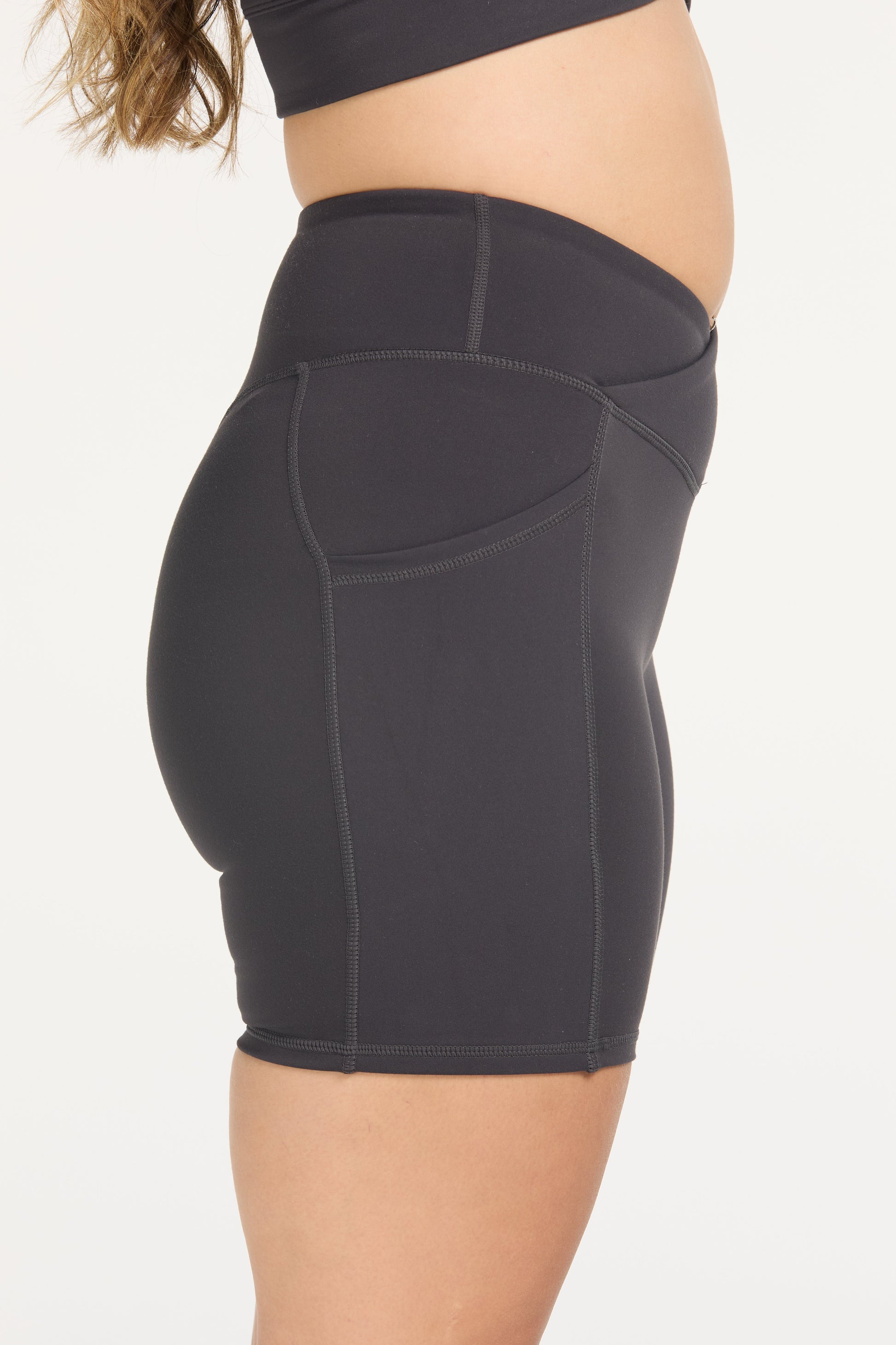 AUAHI CROSS-OVER MID SHORT CHARCOAL