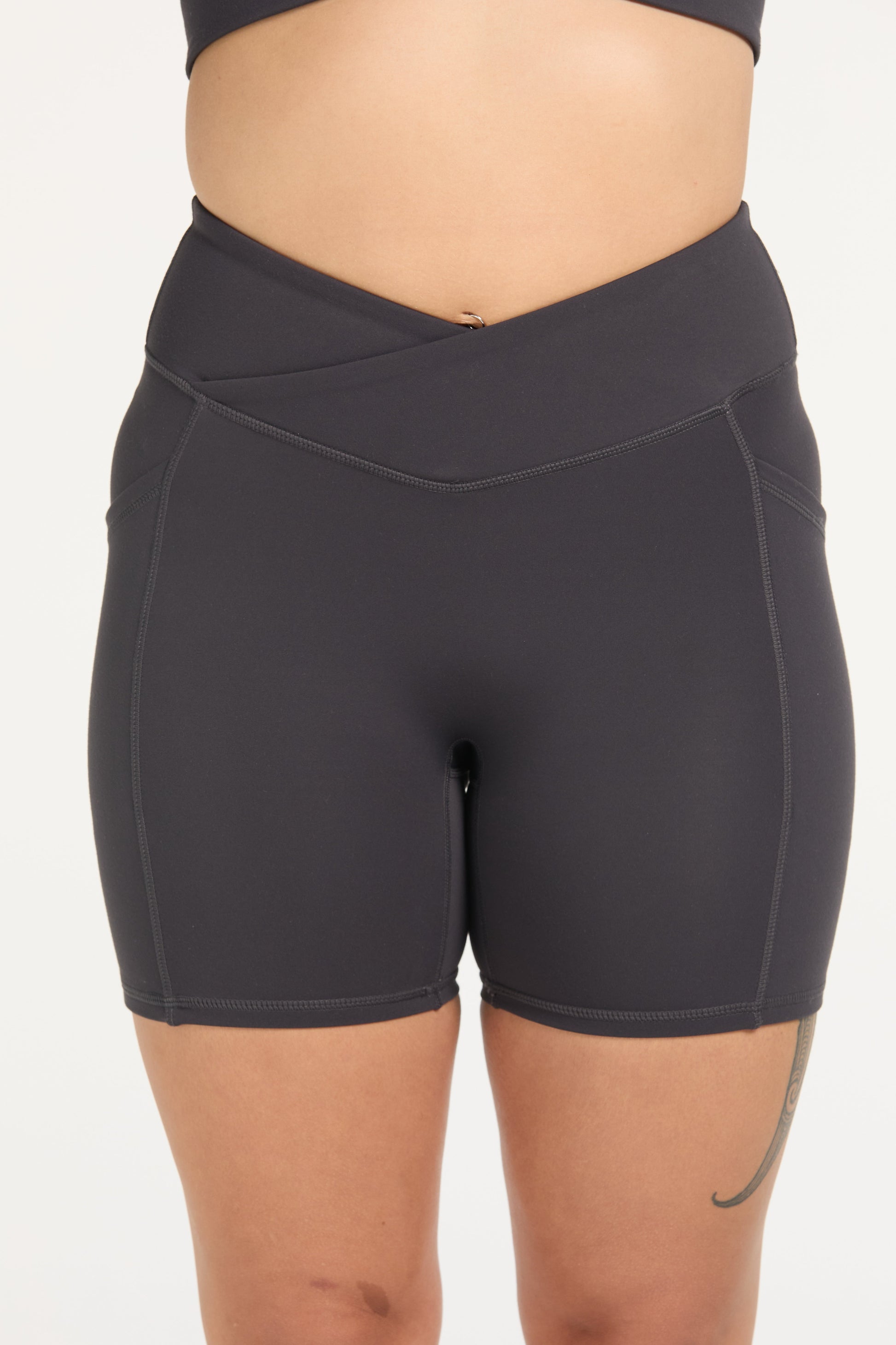 AUAHI CROSS-OVER MID SHORT CHARCOAL