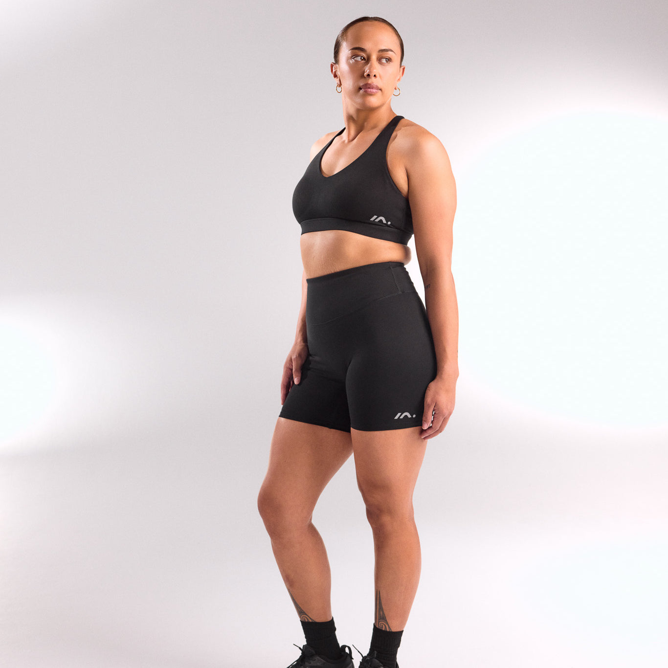 STAPLE MID SHORTS BLACK